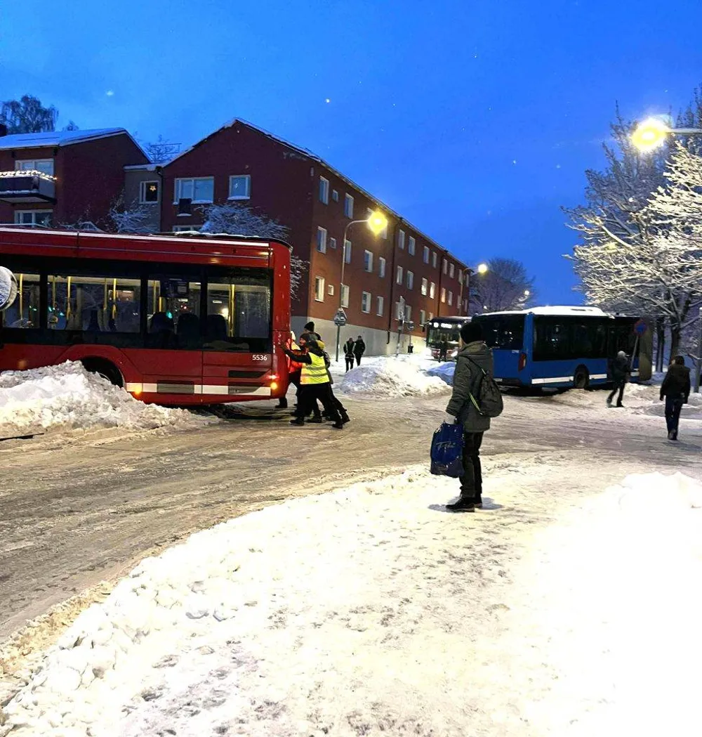 SL ger upp  erkänner förlust mot snön hyr in renar som ny kollektivtrafik