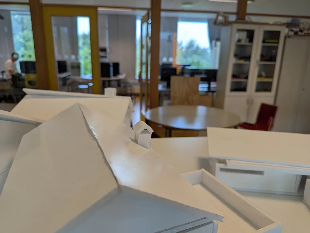 Våldsam kontorstolskrash i teknik korridoren